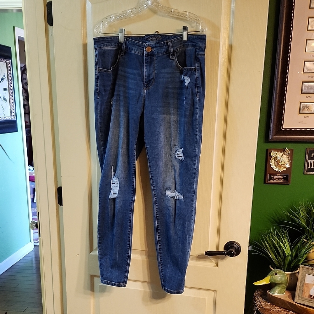 MAURICES DISTRESSED MID-RISE SKINNY JEANS
